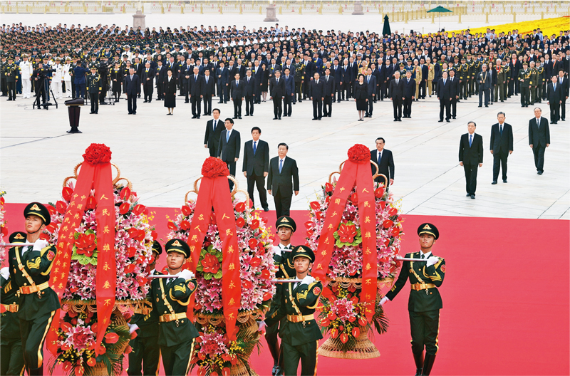 2021年9月30日上午，黨和國家領(lǐng)導(dǎo)人習(xí)近平、李克強(qiáng)、栗戰(zhàn)書、汪洋、王滬寧、趙樂際、韓正、王岐山等來到北京天安門廣場，出席烈士紀(jì)念日向人民英雄敬獻(xiàn)花籃儀式。 新華社記者 張領(lǐng)/攝