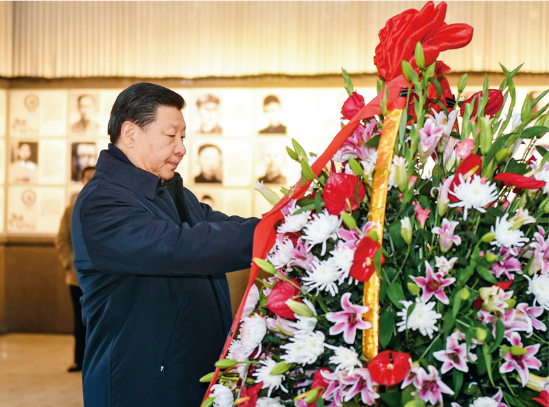 2016年2月1日至3日，中共中央總書記、國家主席、中央軍委主席習(xí)近平來到江西，看望慰問廣大干部群眾和駐贛部隊。這是2月2日，習(xí)近平在井岡山革命烈士陵園向革命烈士敬獻(xiàn)花籃。 新華社記者 謝環(huán)馳/攝