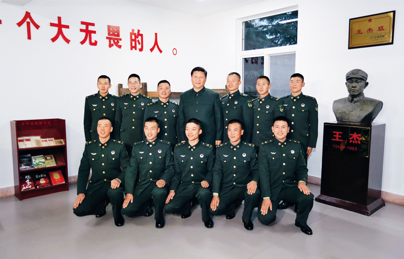 2017年12月13日，中共中央總書記、國家主席、中央軍委主席習(xí)近平到第71集團(tuán)軍視察。這是習(xí)近平同“王杰班”戰(zhàn)士合影。 新華社記者 李剛/攝