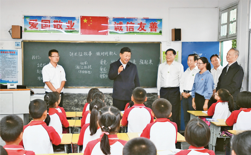 2020年9月16日至18日，中共中央總書記、國家主席、中央軍委主席習(xí)近平在湖南考察。這是16日下午，習(xí)近平在郴州市汝城縣文明瑤族鄉(xiāng)第一片小學(xué)，同正在上思政課的同學(xué)們親切交流。 新華社記者 謝環(huán)馳/攝