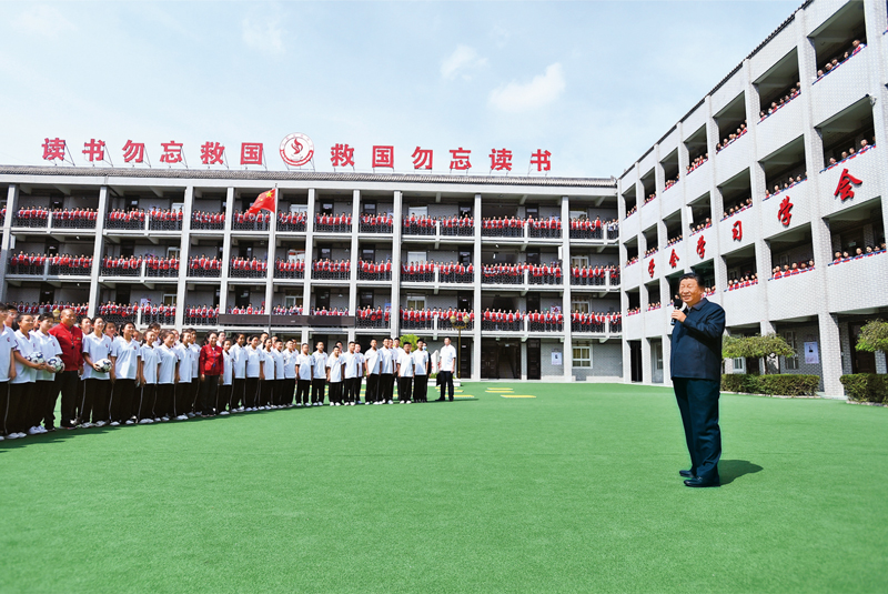 2021年9月13日至14日，中共中央總書記、國家主席、中央軍委主席習(xí)近平在陜西省榆林市考察。這是14日上午，習(xí)近平在綏德實驗中學(xué)考察時，同師生親切交流。 新華社記者 謝環(huán)馳/攝